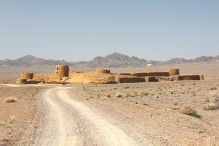 تصاویر زیبای هوایی از قلعه بزرگ خشتی در دل کویر ؛ ببینید | اینجا محل تجمع سپاه نایب حسین کاشی بوده است