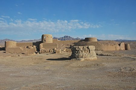 تصاویر زیبای هوایی از قلعه بزرگ خشتی در دل کویر ؛ ببینید | اینجا محل تجمع سپاه نایب حسین کاشی بوده است