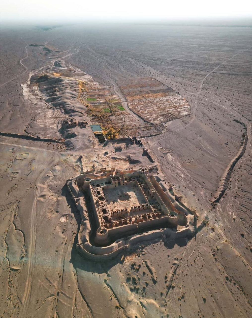 تصاویر زیبای هوایی از قلعه بزرگ خشتی در دل کویر ؛ ببینید | اینجا محل تجمع سپاه نایب حسین کاشی بوده است