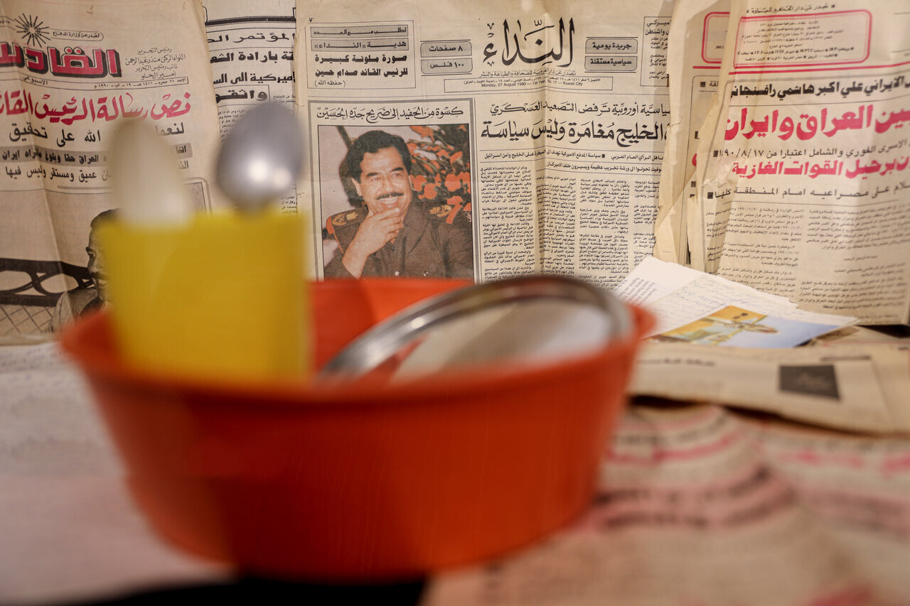 یادگاری‌های آزادگان ایرانی و اسرای عراقی ؛ از جلیقه شکنجه تا توپ چهل تیکه با لباس رزم | تصاویر