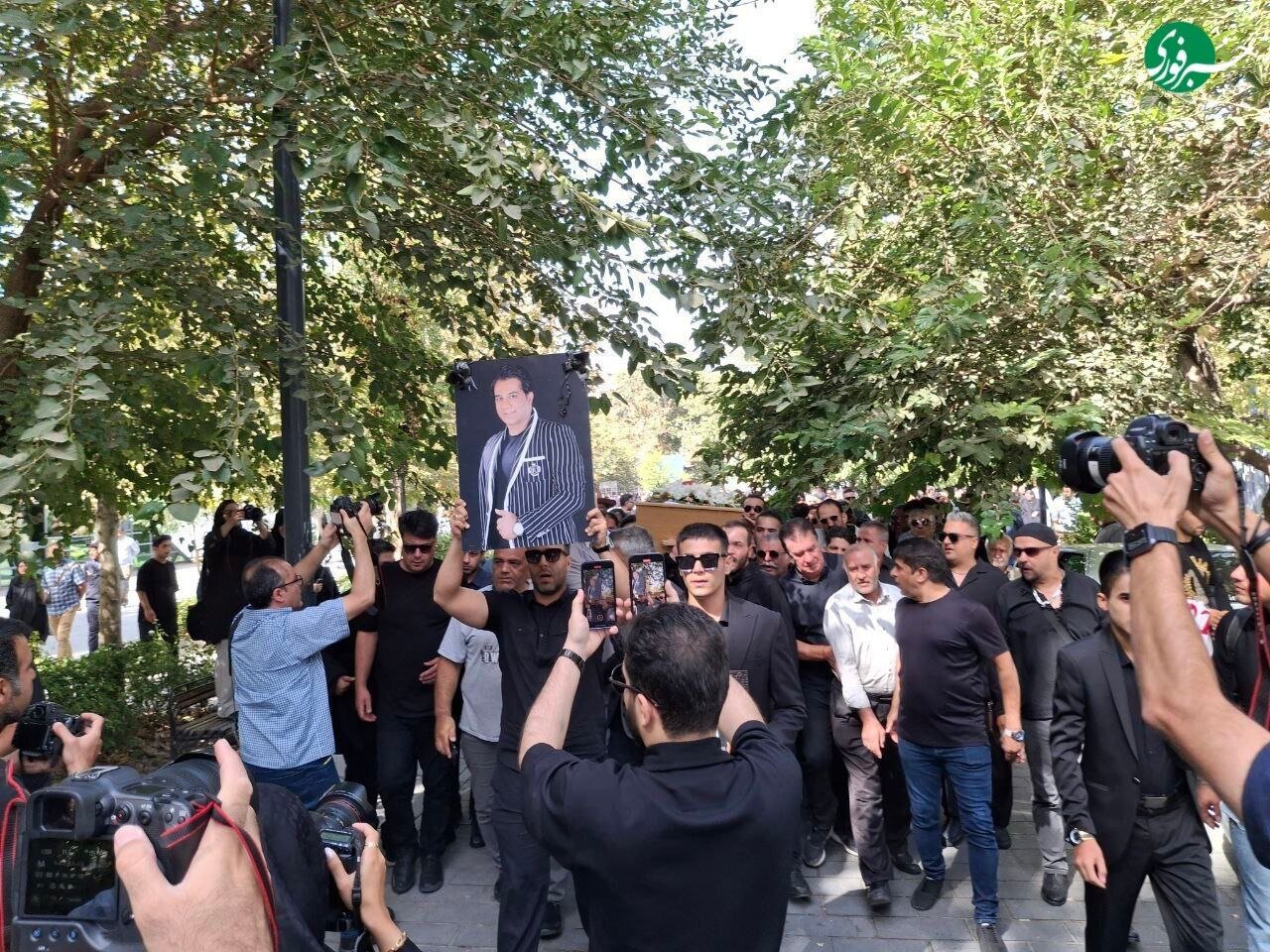 بی تابیهای مادر «امید جهان» در مراسم تشییع پسرش | تصاویر