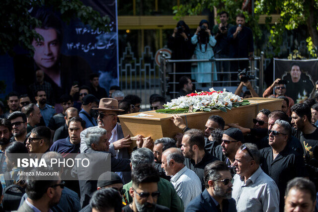 امید جهان دوست نداشت برایش گریه کنند! |چهرههایی که به مراسم وداع با پیکر این خواننده آمدند