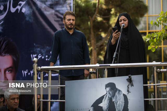 امید جهان دوست نداشت برایش گریه کنند! |چهرههایی که به مراسم وداع با پیکر این خواننده آمدند