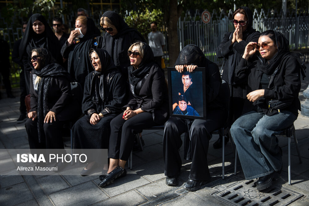 امید جهان دوست نداشت برایش گریه کنند! |چهرههایی که به مراسم وداع با پیکر این خواننده آمدند