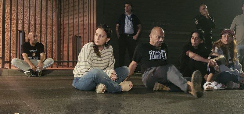 تحصن خانواده اسرای اسرائیلی مقابل اقامتگاه نتانیاهو | عکس