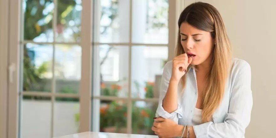 خس‌خس سینه؛ علت‌ها و روش‌های درمان خانگی و پزشکی