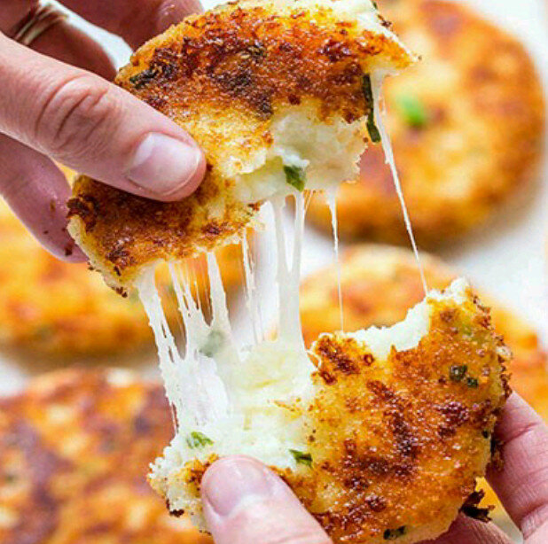 ترفند طلایی برای تهیه کوکوی سیب زمینی پنیری ترد و پوک فقط در ۲۰ دقیقه