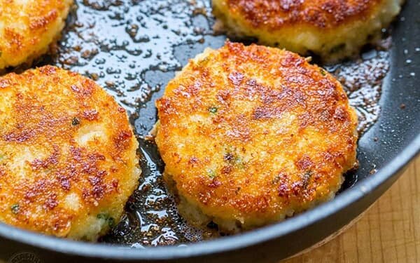 ترفند طلایی برای تهیه کوکوی سیب زمینی پنیری ترد و پوک فقط در ۲۰ دقیقه