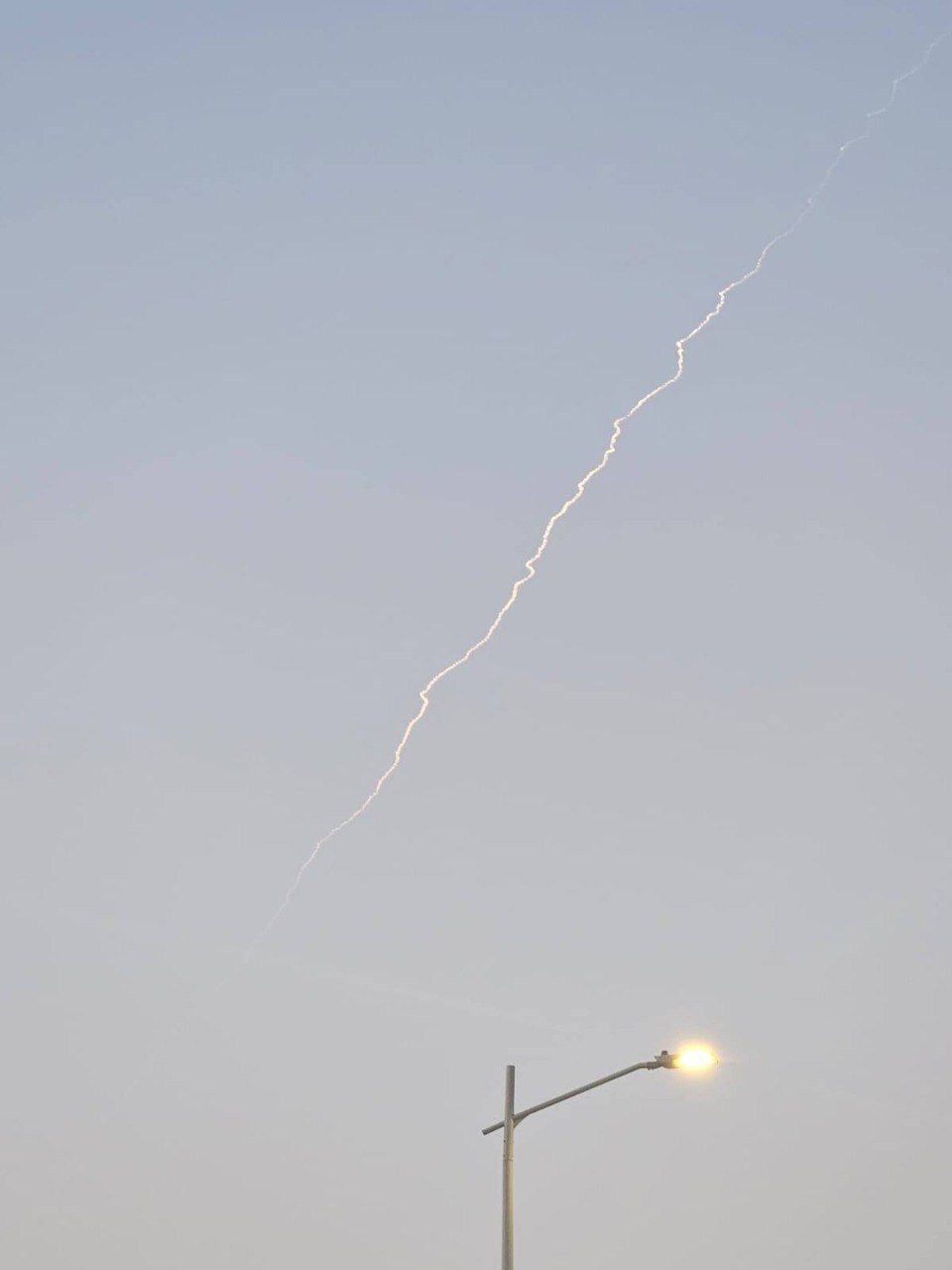 لحظه عبور موشک های یمن از آسمان قدس اشغالی | تصاویر