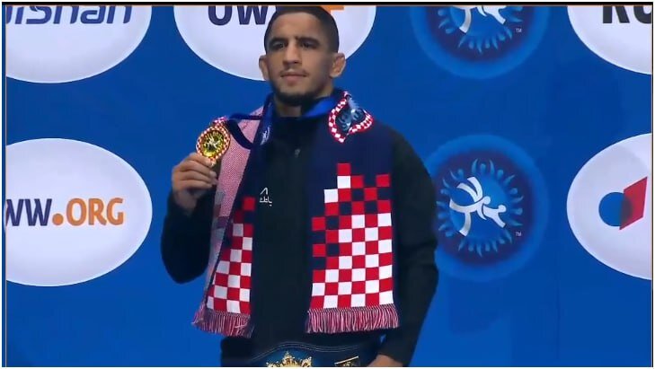 تصاویری از لحظه اهداء مدال طلا به رحمان عموزاد | دور افتخار رحمان عموزاده با پرچم ایران