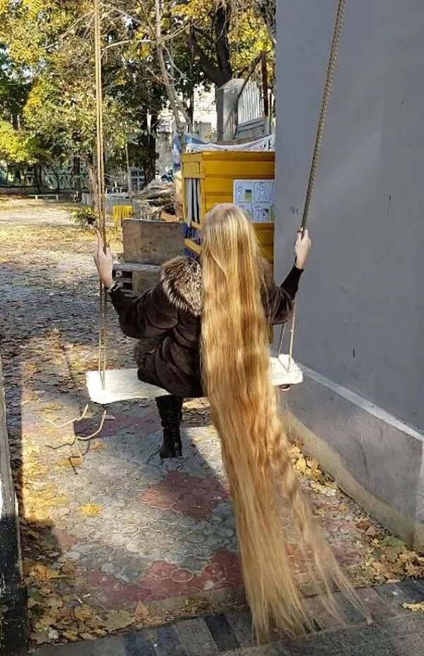 عکس دختری که ۲۸ سال است موهایش را کوتاه نکرده!