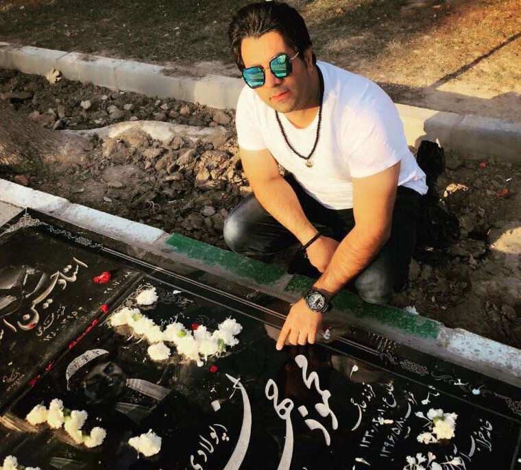 تصویری از امید جهان بر مزار پدر مرحومش