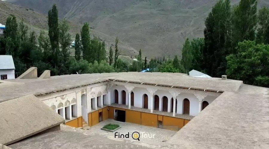 دیوارهایی که بوی شعر می‌دهند