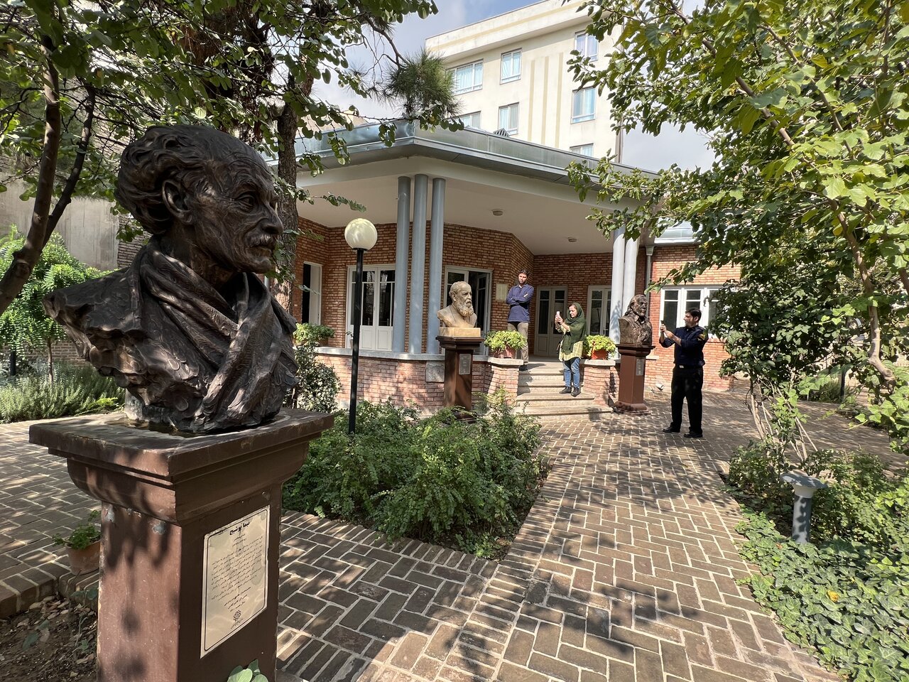 دیوارهایی که بوی شعر میدهند