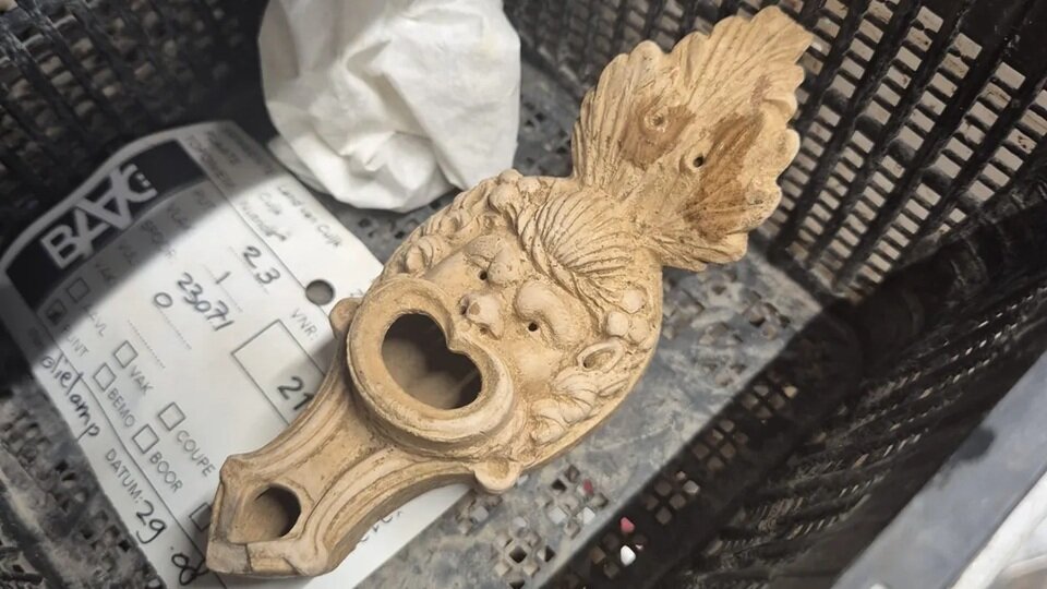 چراغ عجیب باستانی در گورستان ۱۹۰۰ ساله | عکس