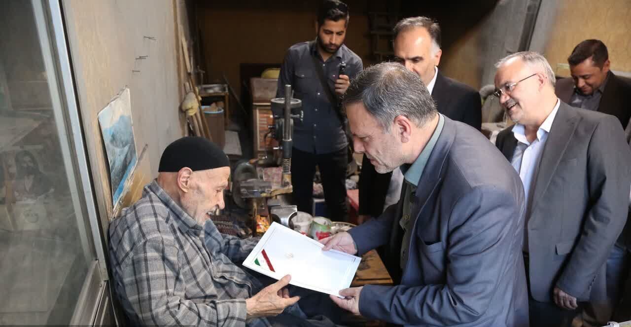 پیرترین چاقوساز ایران هنوز فعال است +فیلم