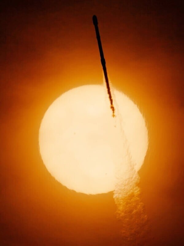 عکس تاریخی؛ لحظه عبور موشک مشهور از جلوی کروموسفر خورشید