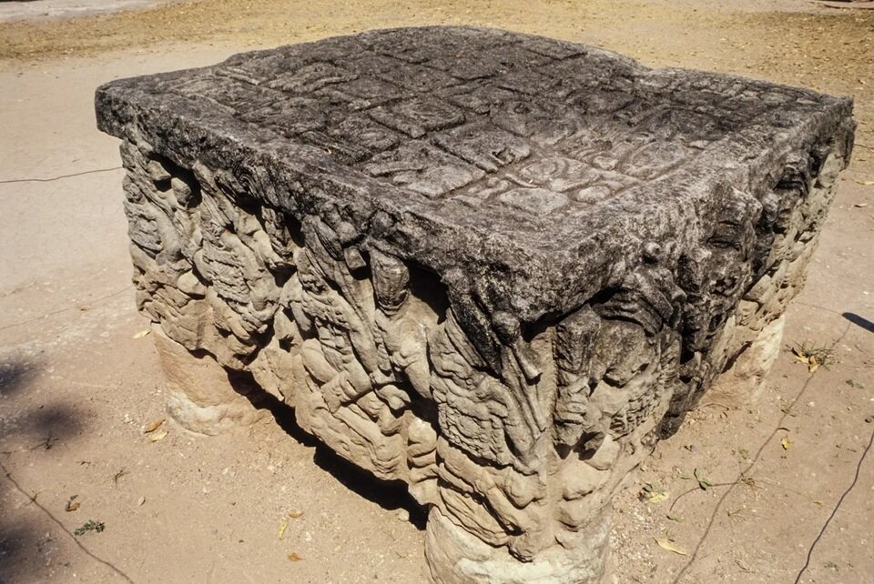 احتمالا در این حکاکی ۱۳۰۰ ساله از زبان اشاره استفاده شده است! | عکس