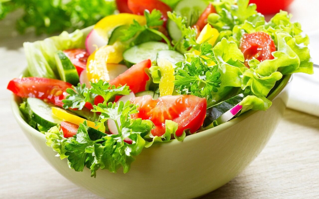 خوردن سالاد همراه غذا مفید است یا مضر؟ سالاد