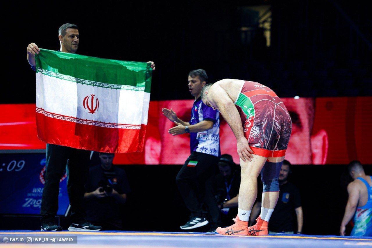 دو احترام متفاوت از فرخی و میرزازاده به پرچم ایران بعد از قهرمانی | تصاویر