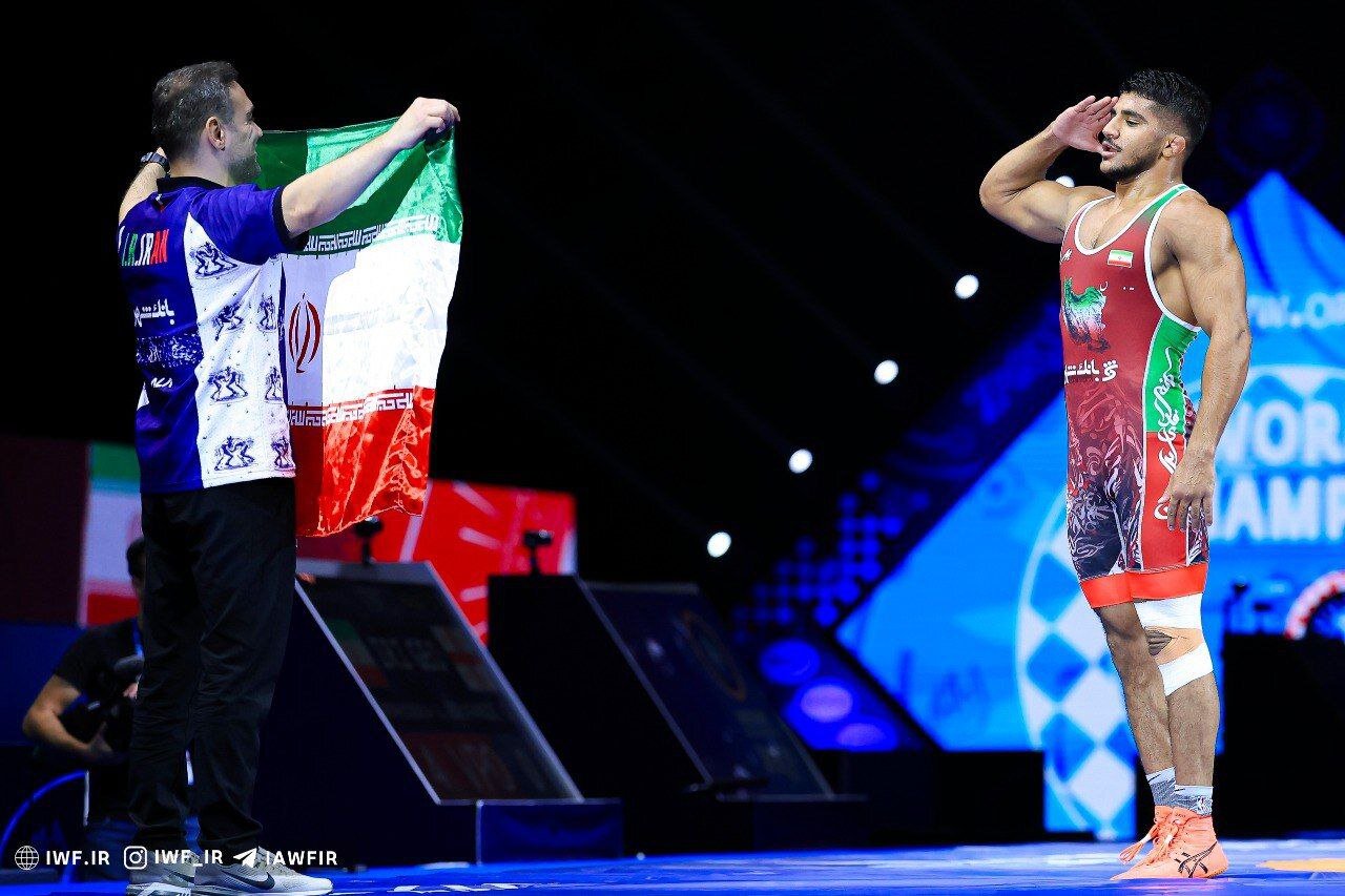 دو احترام متفاوت از فرخی و میرزازاده به پرچم ایران بعد از قهرمانی | تصاویر