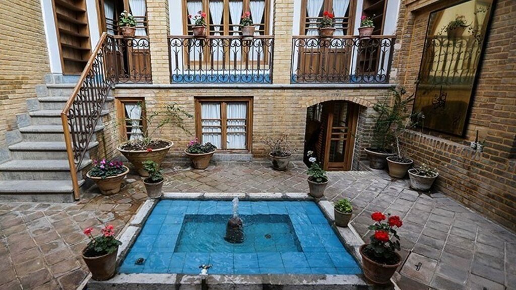 گشت و گذار در عمارت های خاطره انگیز