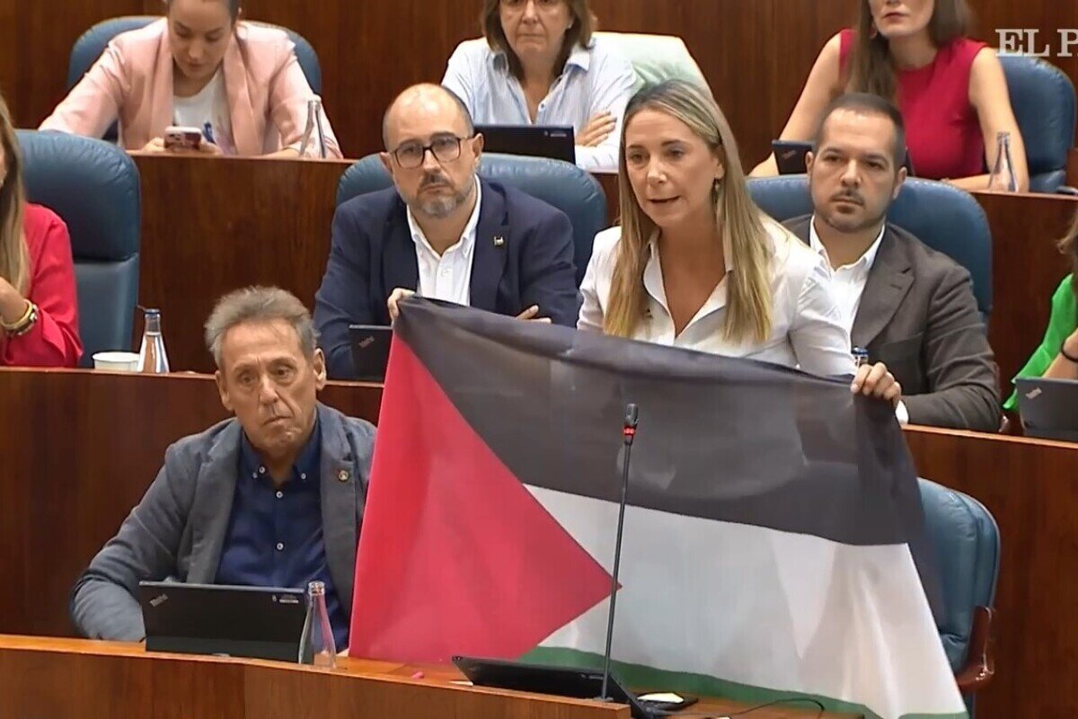 برافراشته‌شدن پرچم فلسطین در پارلمان اسپانیا توسط نماینده زن
