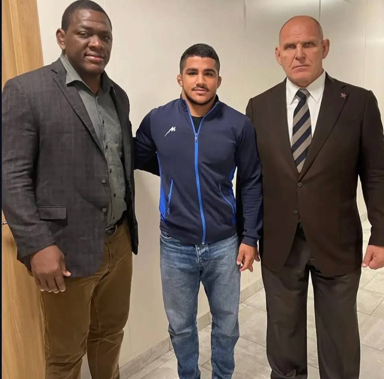 عکس یادگاری غلامرضا فرخی کنار ابر قهرمانان کشتی جهان