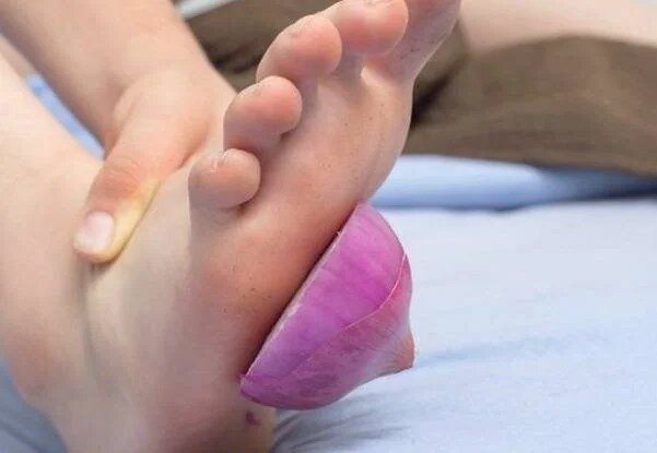 قرار دادن پیاز در کف پا چه خواصی دارد؟
