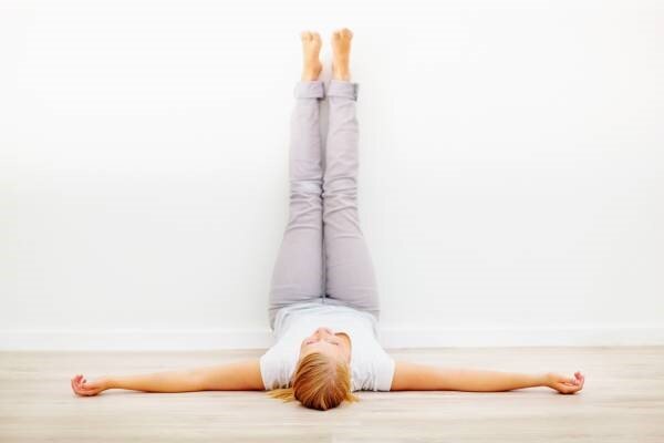 فواید بالا نگه داشتن پا هنگام خواب چیست؟