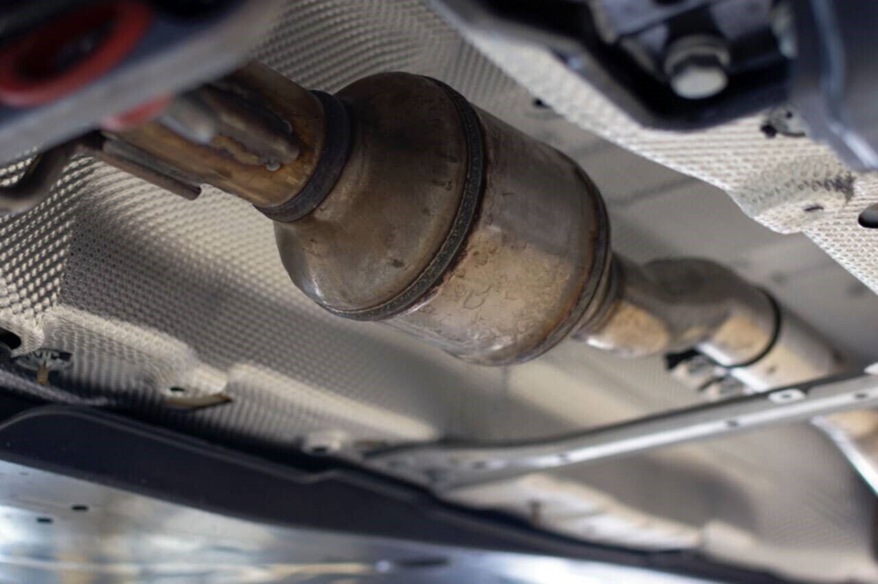 علائم خرابی کاتالیزور خودرو و نشانههایی که باید جدی بگیرید