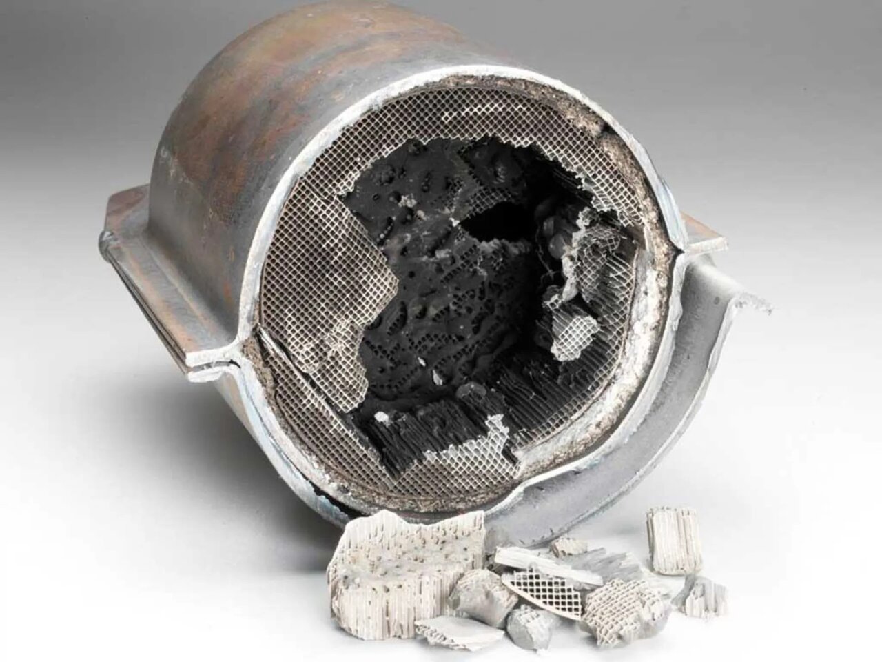 علائم خرابی کاتالیزور خودرو و نشانههایی که باید جدی بگیرید