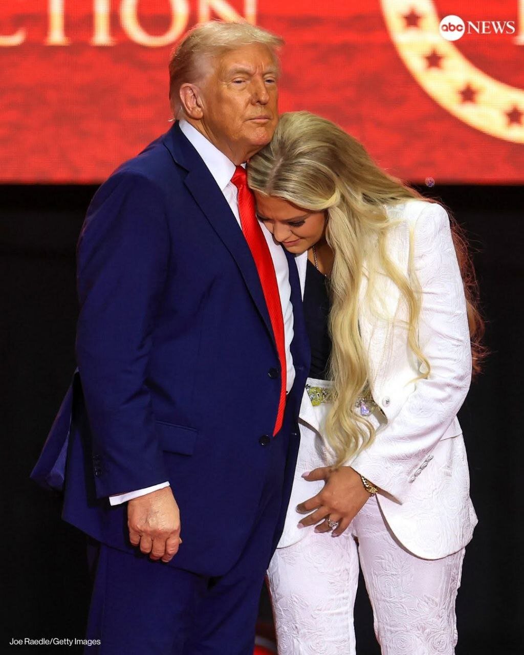 همسر چارلی کرک در آغوش ترامپ | حرکات ترامپ را ببینید