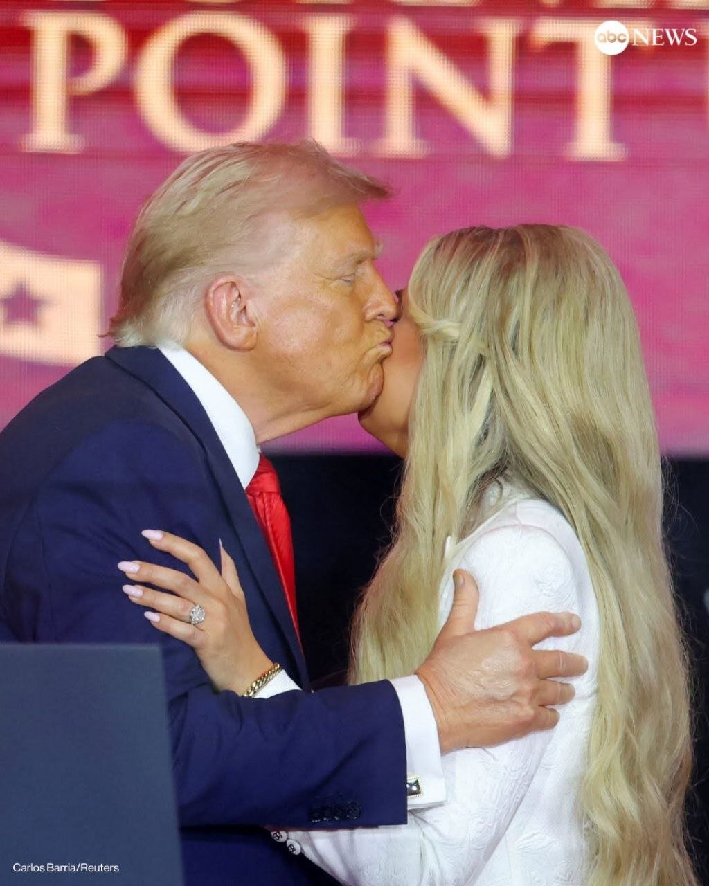 همسر چارلی کرک در آغوش ترامپ | حرکات ترامپ را ببینید