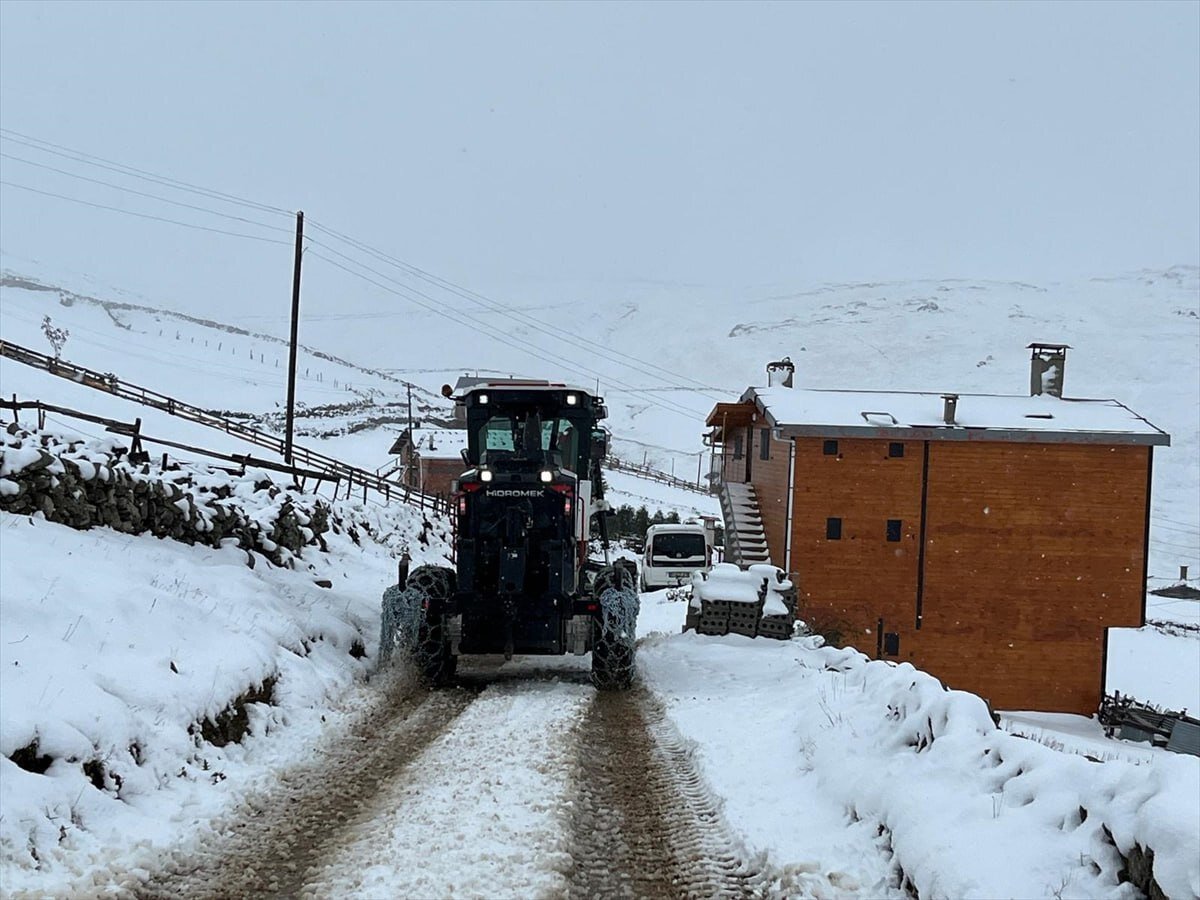 بارش برف سنگین در کشور همسایه در آخرین روز فصل تابستان | تصاویر