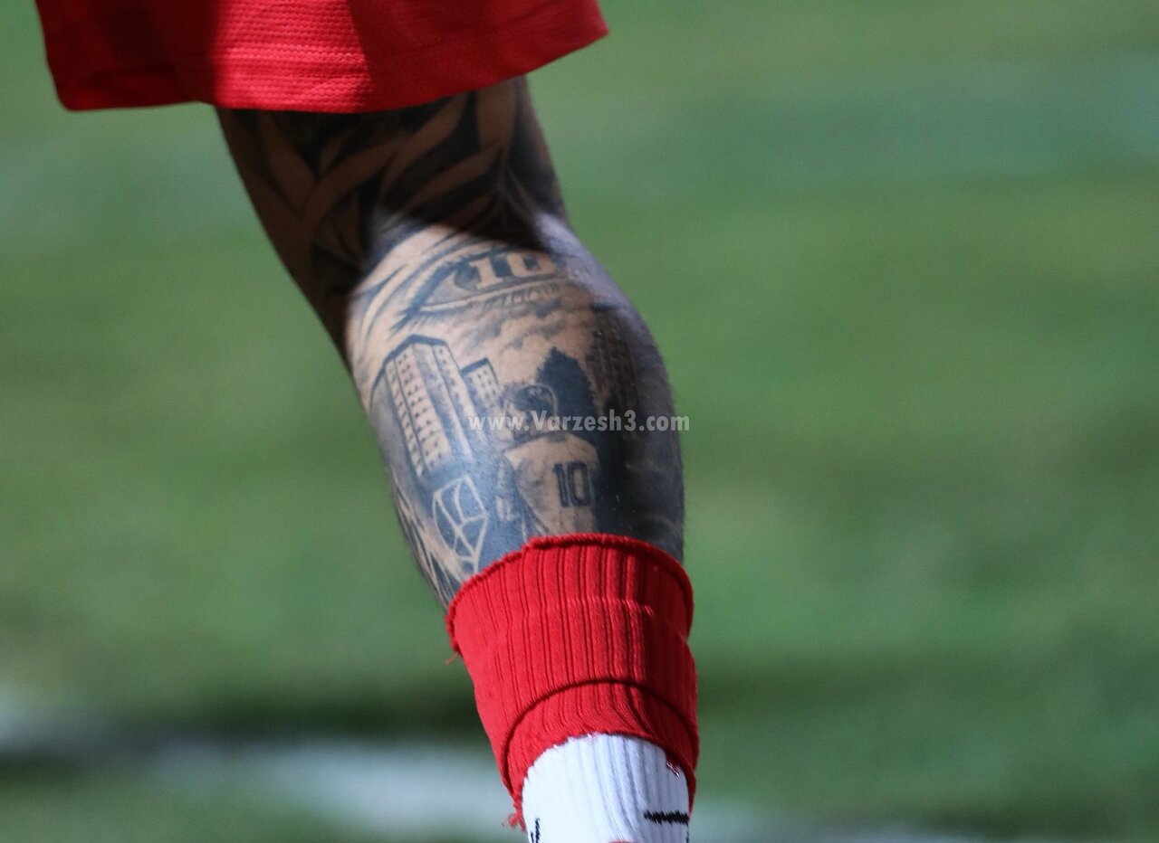 مسی روی پای بازیکن پرسپولیس! | عکس