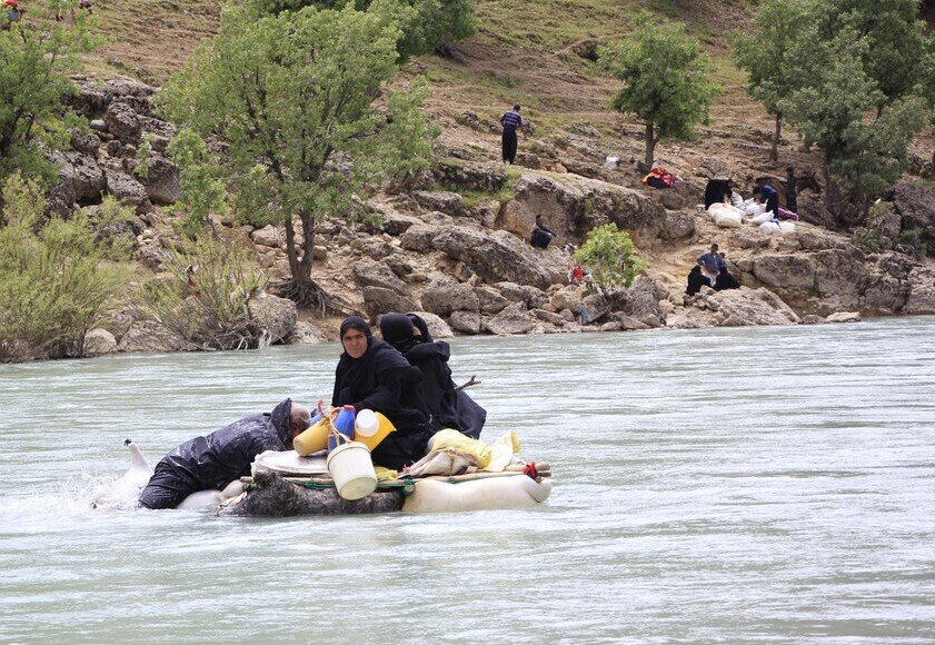 این قایق با پوست گوسفند ساخته می شود | مرد 70 ساله آخرین کلک ساز چهارمحال و بختیاری است + فیلم و عکس