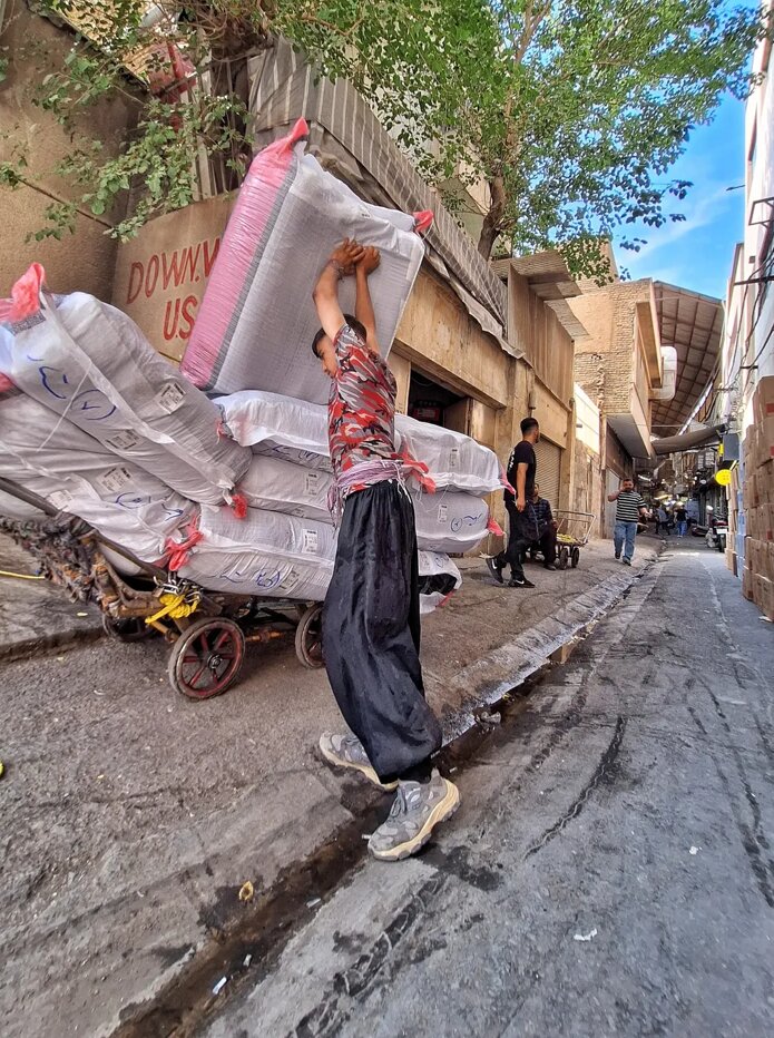 کسب درآمد میلیونی از دل کوچه های بازار؛ چرخی های بازار تهران چقدر درآمد دارند؟ + عکس