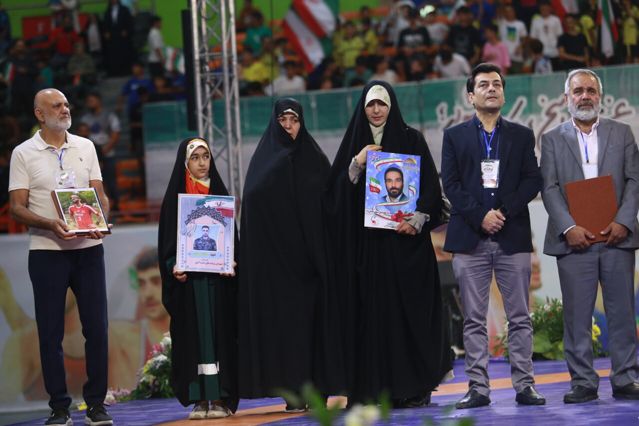 زاکانی: با تمام وجود خود را خاک پای قهرمانان میدانم