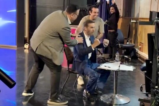 هیجان‌زده شدن جالب مجری تلویزیون در لحظه پیروزی بزرگ ایران | صحنه‌های عجیبی که ما نمی‌بینیم! 