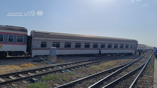 اولین تصاویر از حادثه خروج قطار از ریل در مشهد + عکس