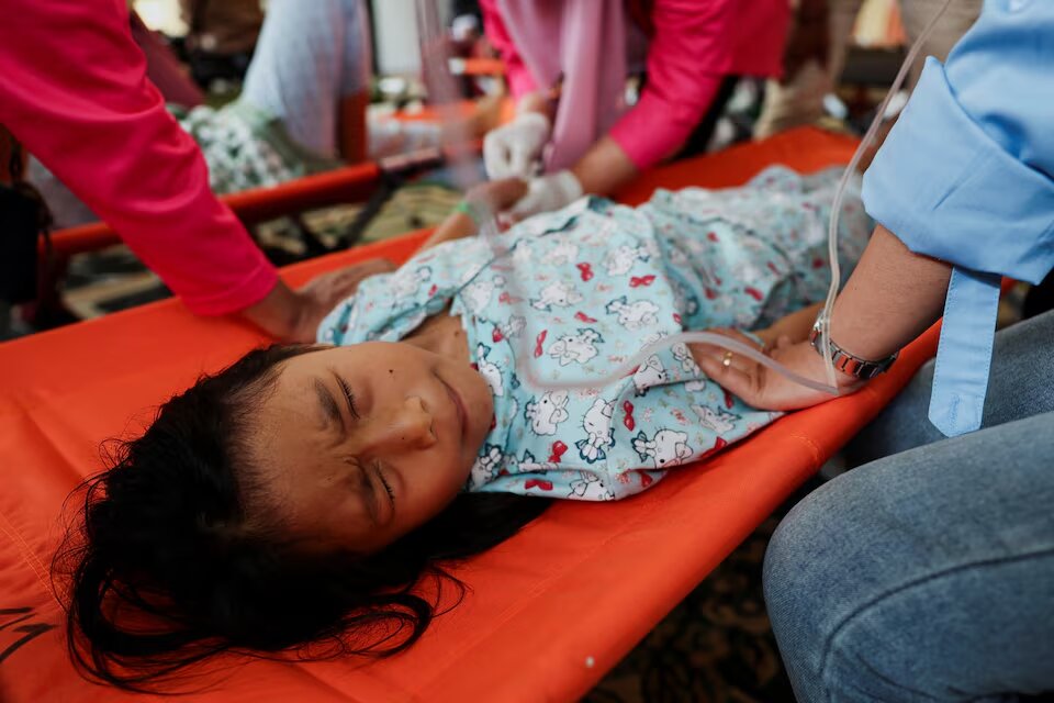 مسمومیت سریالی ۱۸۰۰ دانشآموز؛ غذای رایگان رئیسجمهور حادثه آفرید+ تصاویر