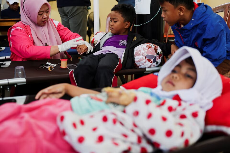 مسمومیت سریالی ۱۸۰۰ دانشآموز؛ غذای رایگان رئیسجمهور حادثه آفرید+ تصاویر