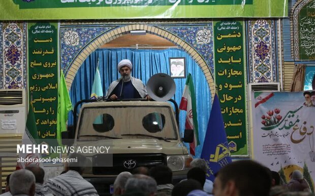 حضور یک روحانی با تویوتای جنگی در نماز جمعه + تصاویر