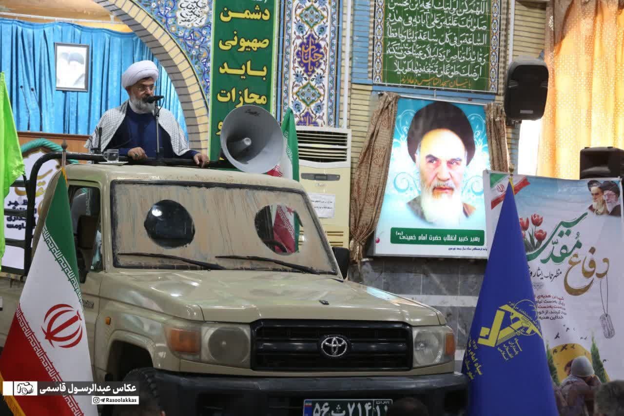 حضور یک روحانی با تویوتای جنگی در نماز جمعه + تصاویر