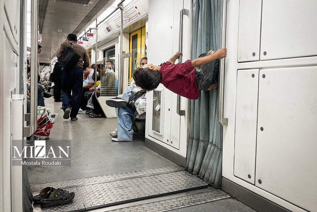 مرد عنکبوتی در متروی تهران | عکس