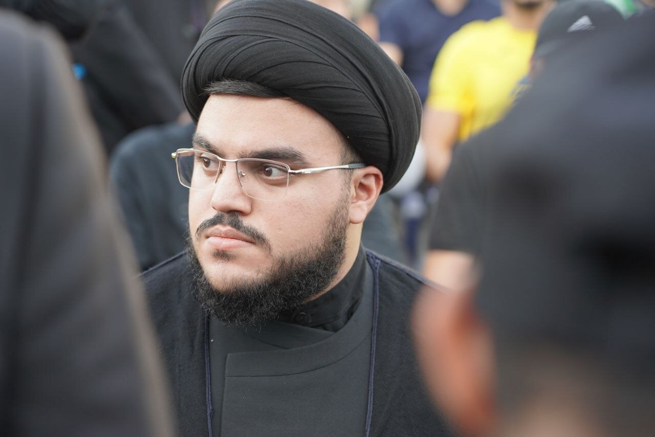 تصویری از چهره غمگین پسر سید حسن نصرالله در مراسم پدرش | عکس