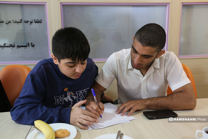 حضور قهرمانان ورزشی به عنوان سفیران اتیسم در انجمن اتیسم ایران