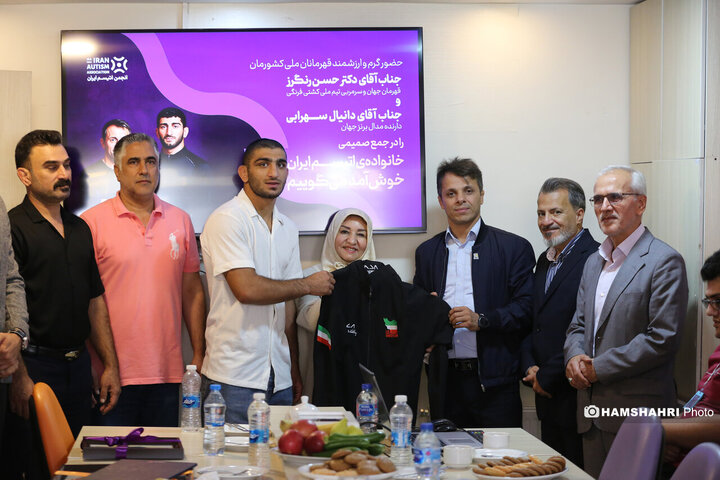 حضور قهرمانان ورزشی به عنوان سفیران اتیسم در انجمن اتیسم ایران