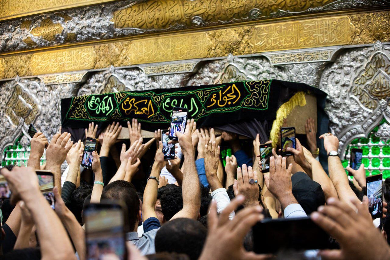 تشییع پیکر مرحومه شیرازی، همسر مکرم آیت الله العظمی سیستانی در حرم مطهر امام حسین علیه السلام ▪️ @Saberin_ir